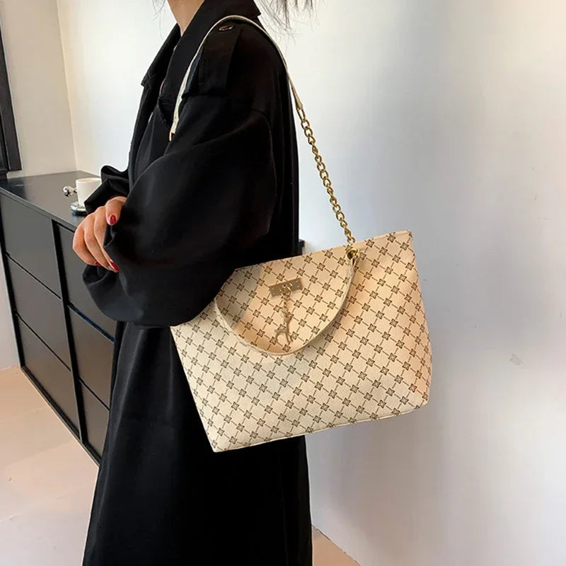 Women Luxury Design New Presbyopic Handbag Large Capacity Handbag Fashion Printing Shoulder Bag Trendy Shopping Bag with pendant